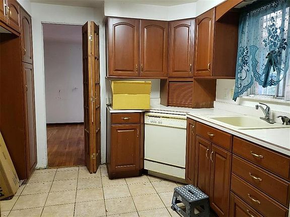 2nd image of 912 Evans St