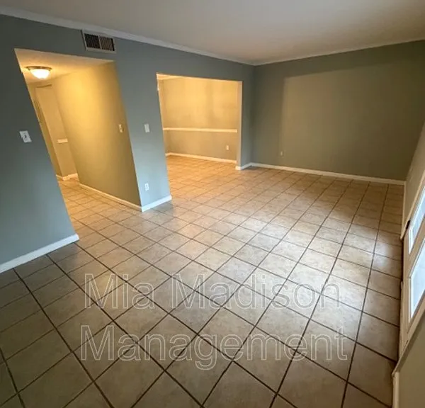527 Tibet Ave #3 — Photo 4