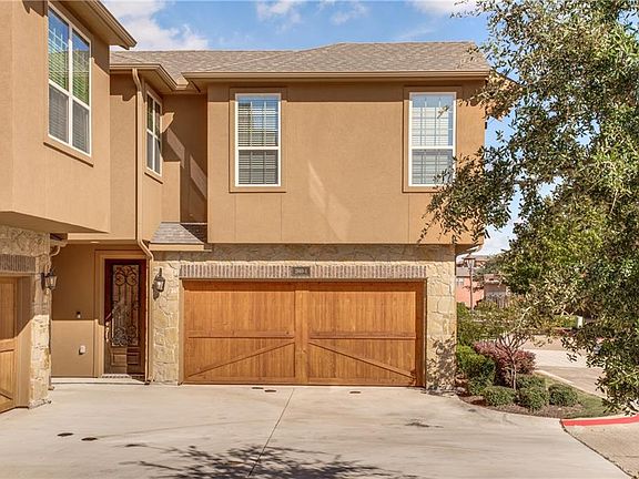 2nd image of 2660 Venice Dr Unit 1