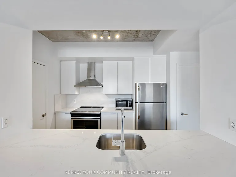 400 Wellington St W #1003 — Photo 11