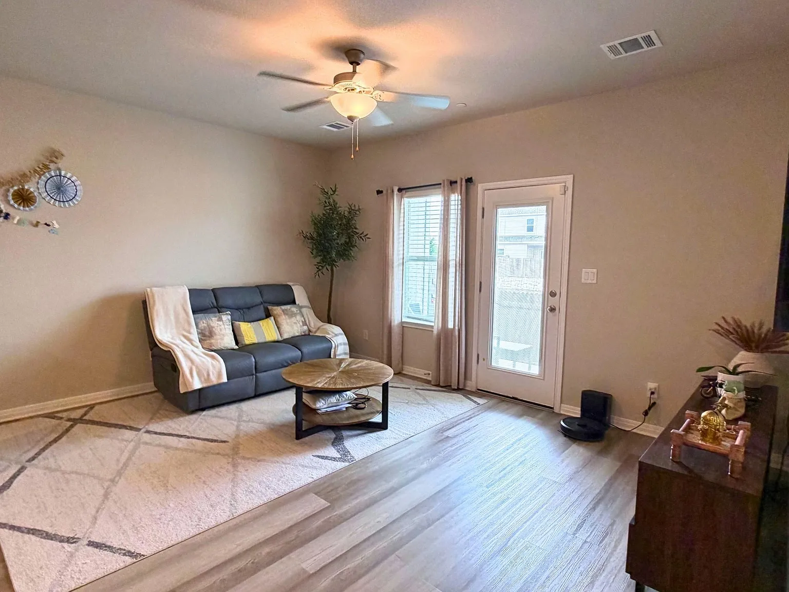4 bed, 2.5 bath, 2127 sqft, $2,250 — Photo 2
