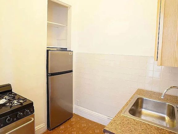 4th image of 502 Madison St