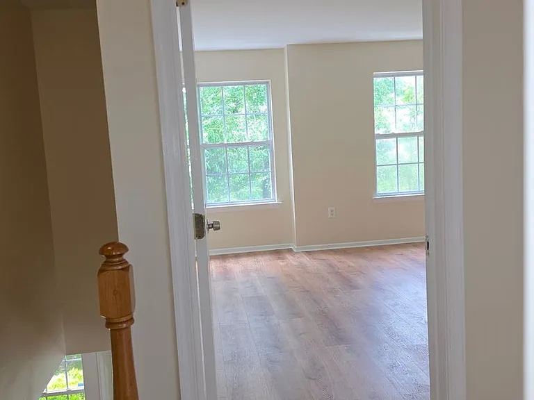 204 Barclay Ct — Photo 14