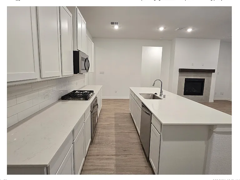 1333 Armitage Way — Photo 9