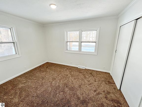 5th image of 613 Leeson Ave