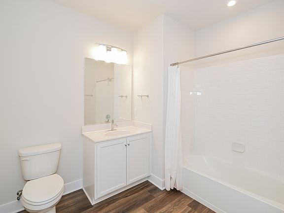 3rd image of 102 Saint Ives Pl APT 303