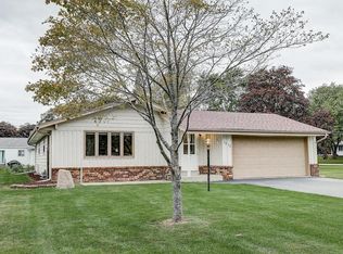 1613 S 166th St, New Berlin, WI 53151