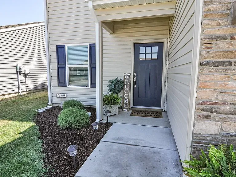2123 Rutherford Dr — Photo 2