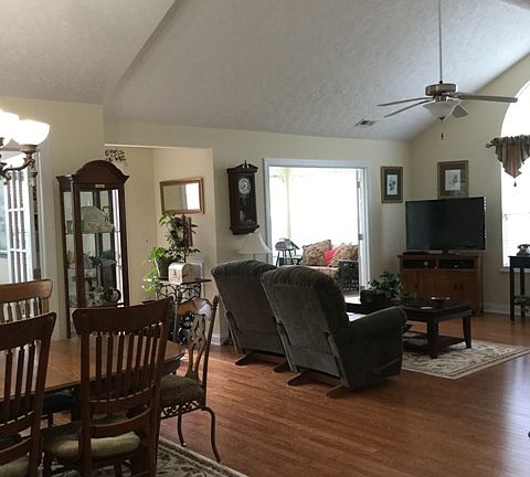4th image of 475 Revolution Cir