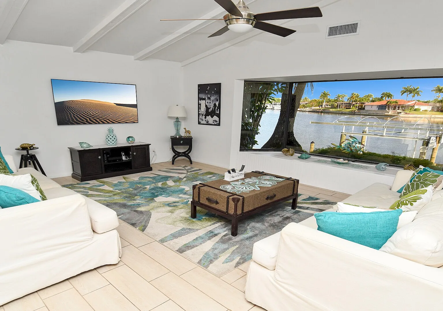 Amazing - 4 Bed Billiard Table luxury canal pool — Photo 4