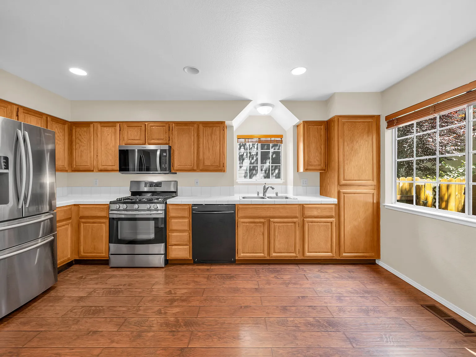 2 bed, 2.5 bath, 1232 sqft, $2,100 — Photo 4