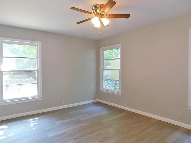 2212 Denison St — Photo 9