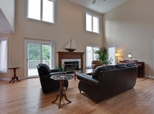 2495 Emerald Ln, Lindenhurst, IL 60046