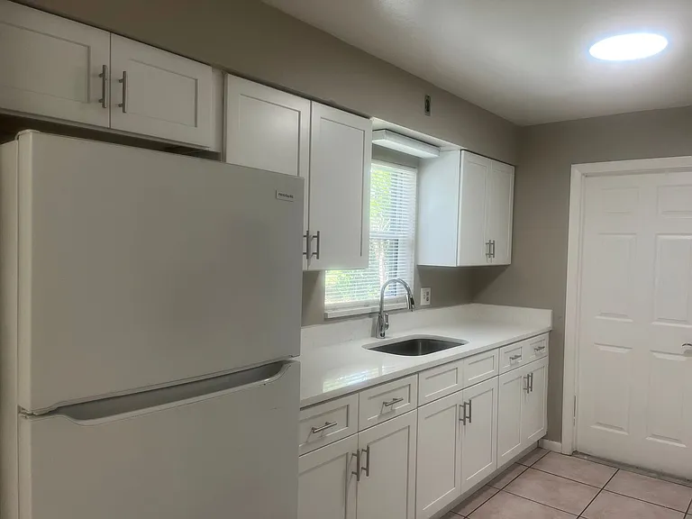 917 S Alder Ave — Photo 6