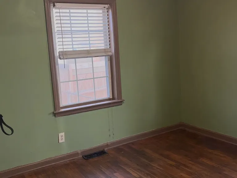 421 Walton St — Photo 9
