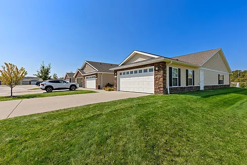 Redwood Grand Blanc Photo 1