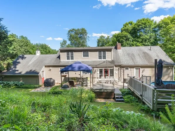 12 Hillside Dr, Brimfield, MA 01010