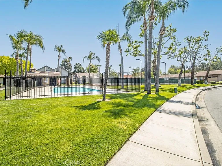 Loro Verde Ave — Photo 9