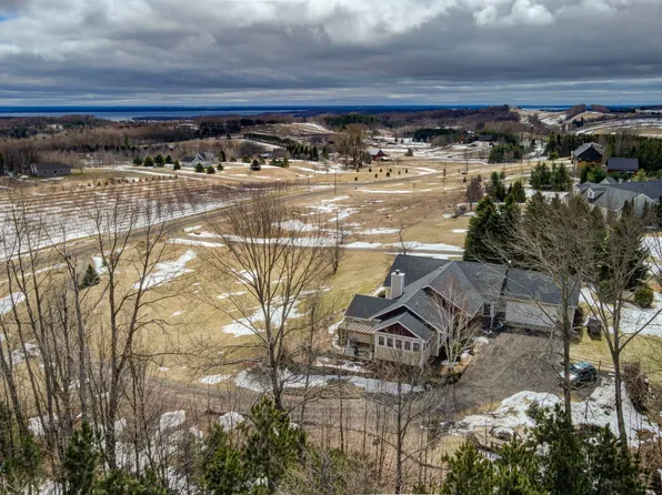 2567 N Evergreen Valley Rd, Suttons Bay, MI 49682
