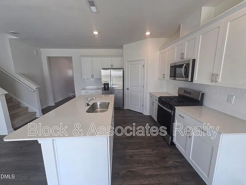 5 bed, 3.0 bath, 2511 sqft, $2,499 — Photo 2