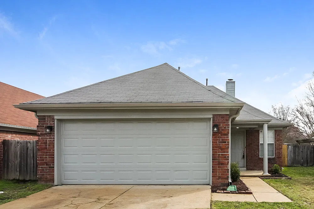 3 bed, 2.0 bath, 1351 sqft, $1,805 — Photo 1