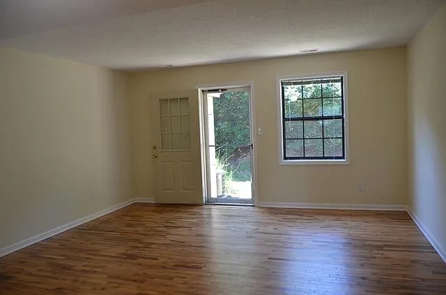 2 bed, 1.5 bath, 1056 sqft, $1,800 — Photo 2