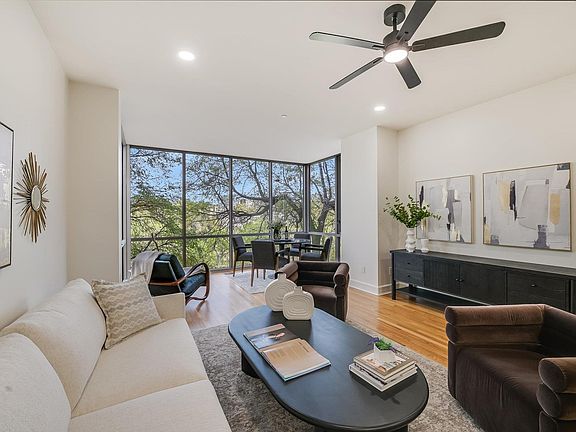 3rd image of 901 W 9th St APT 203