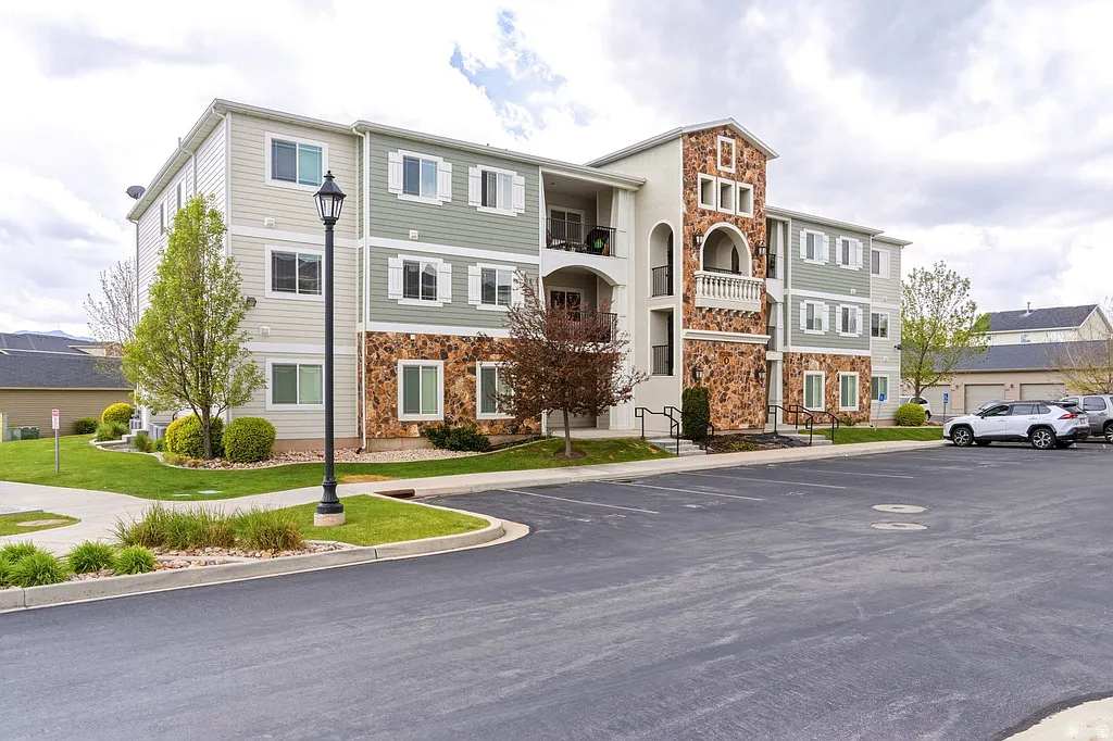 Building Photo - 1811 N Crest Rd