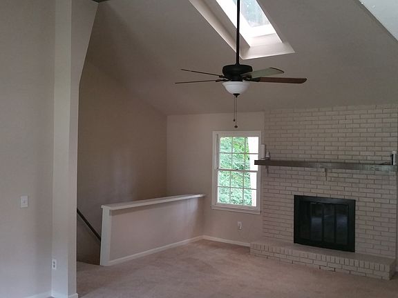 Large livingroom with firepl