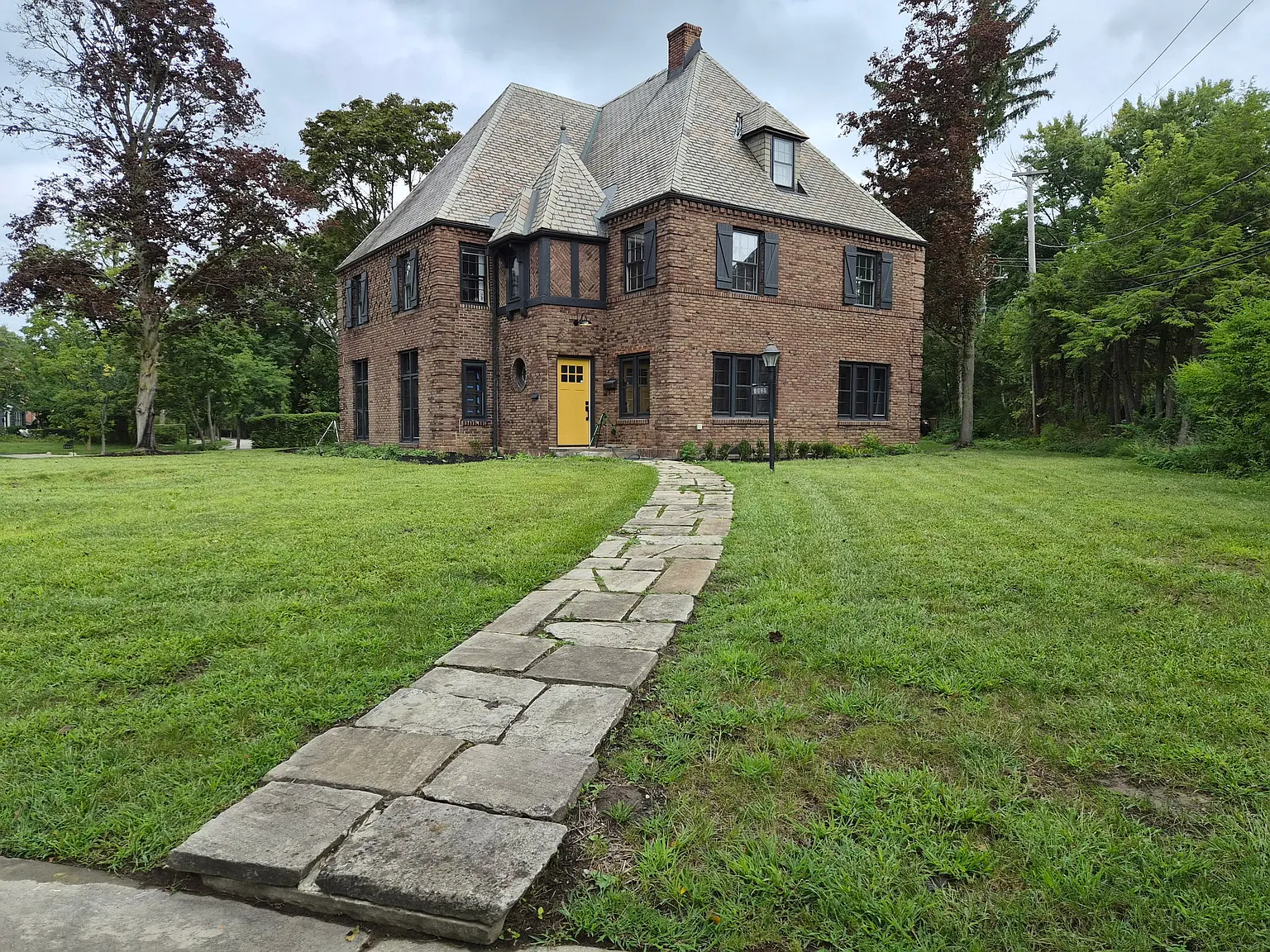 4 bed, 2400 sqft, $4,500 — Photo 1