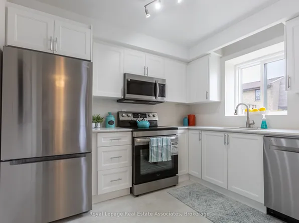 2605 Woodchester Dr #57, Mississauga, ON L5K 2E3