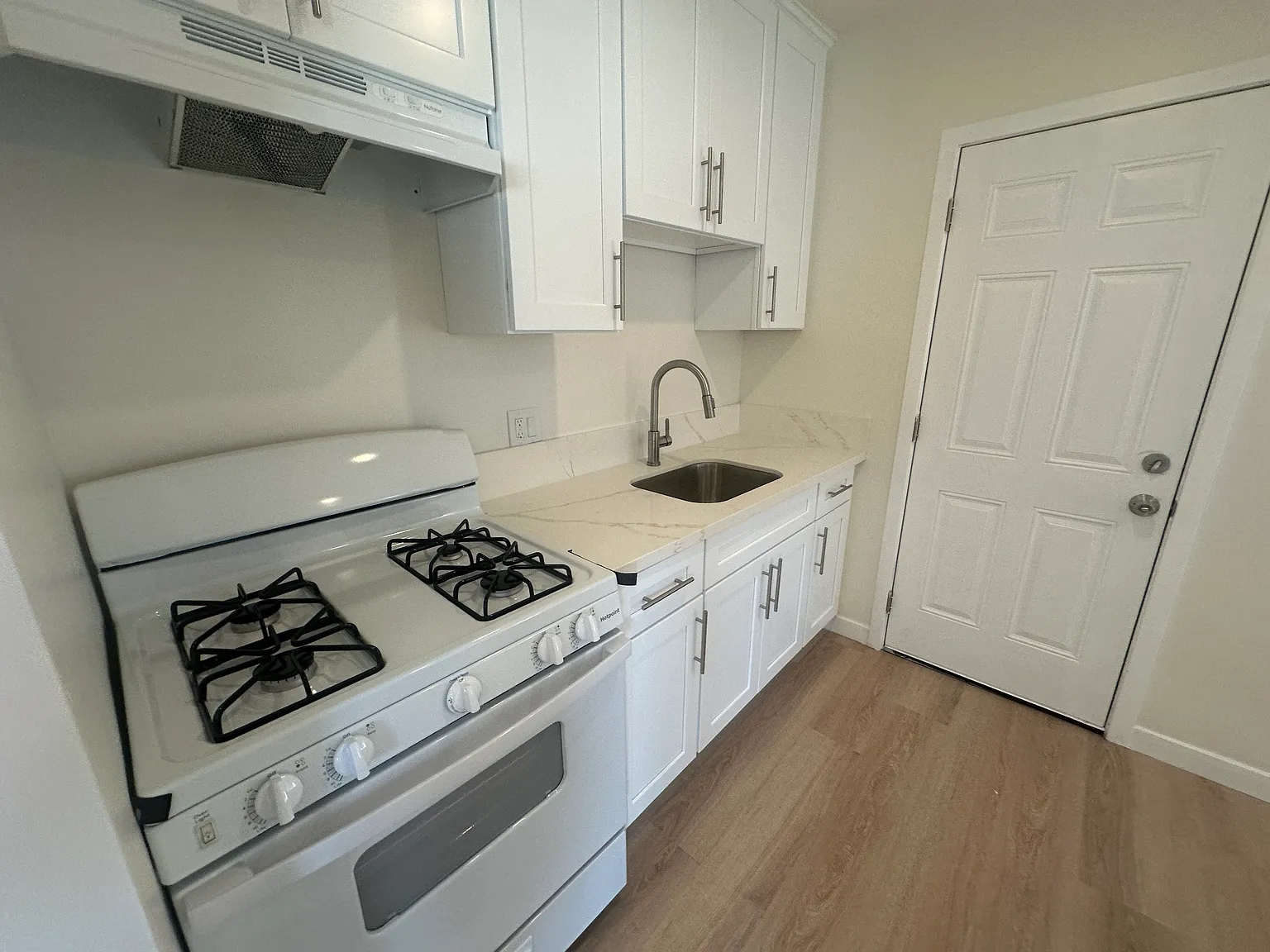 1 bed, 450 sqft, $1,800 — Photo 4