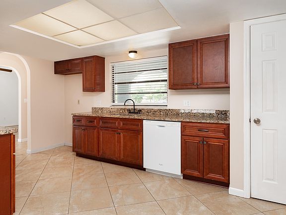 4th image of 2731 Village Park Dr