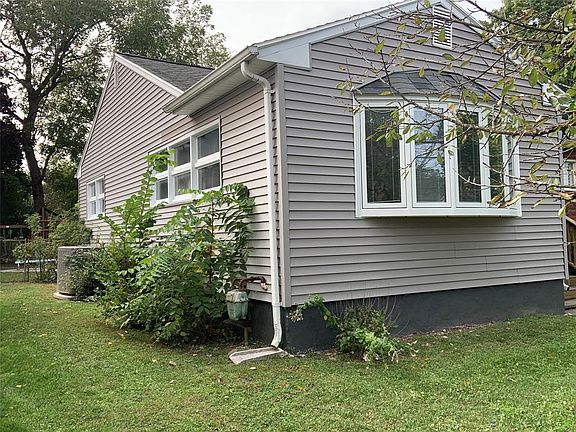 4th image of 8 Frederick Dr