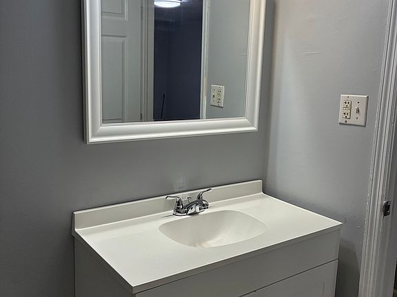 4th image of 180 Maple Dr