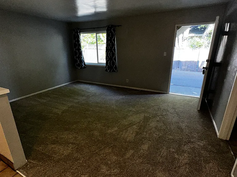 Woodside Manor — Photo 12