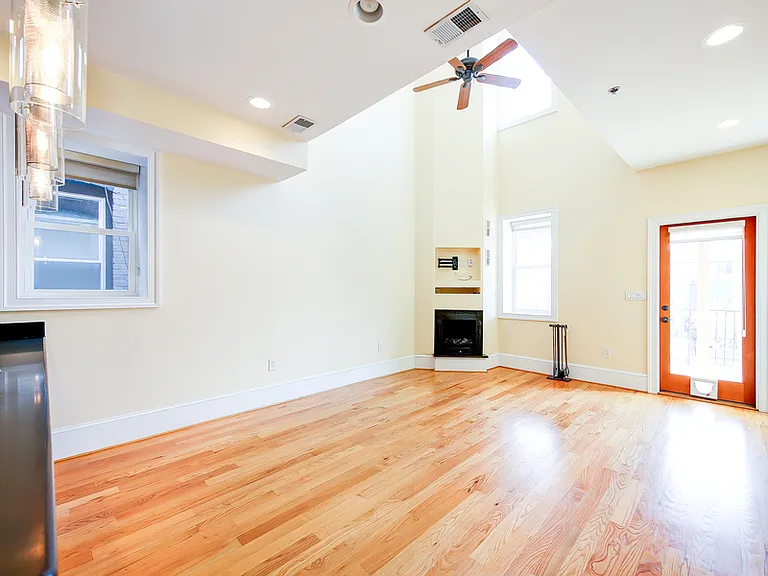 629 4th St NE #3 — Photo 2
