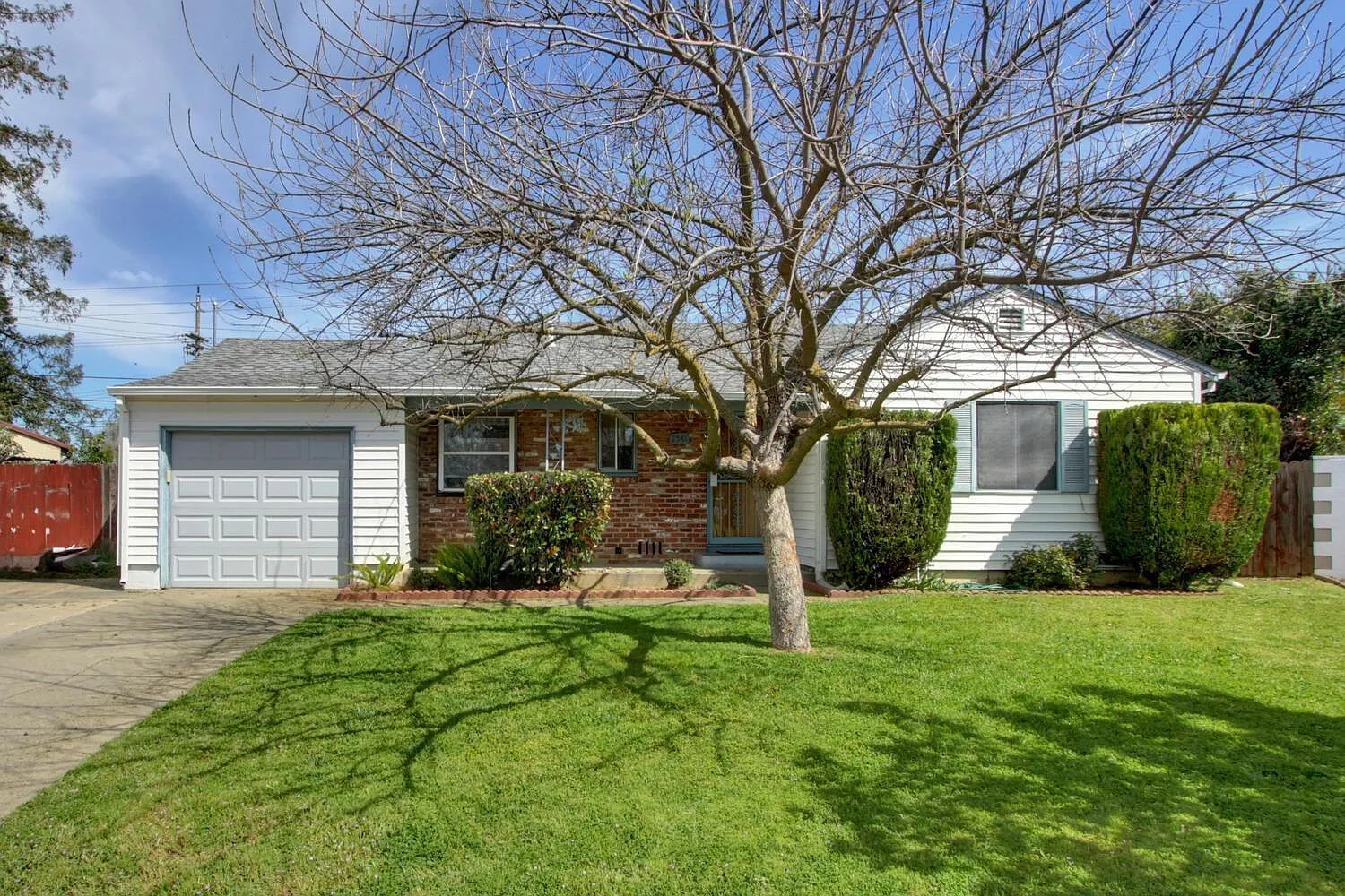 2541 32nd Ave photo 1