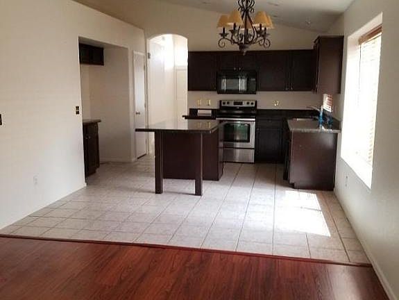4th image of 1057 W Tremaine Ave