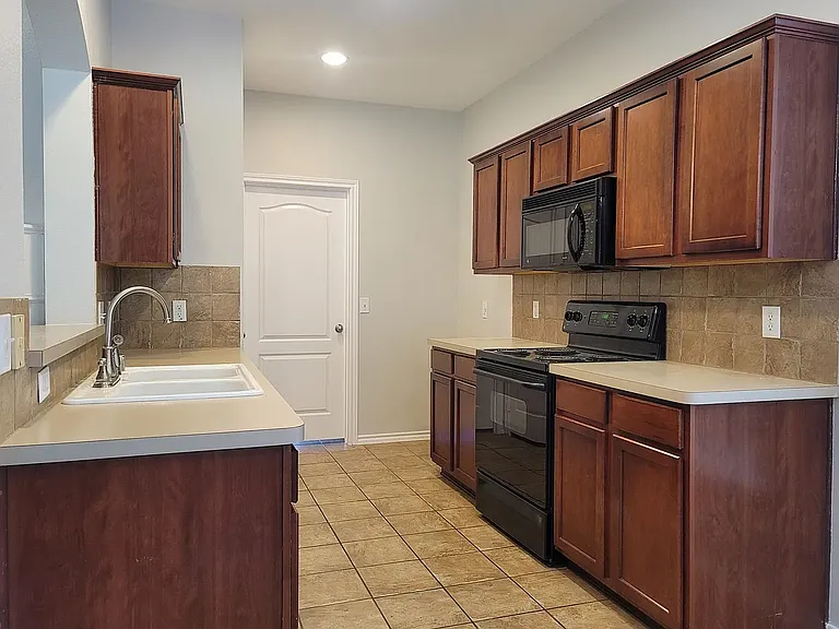 806 Bens Dr — Photo 4