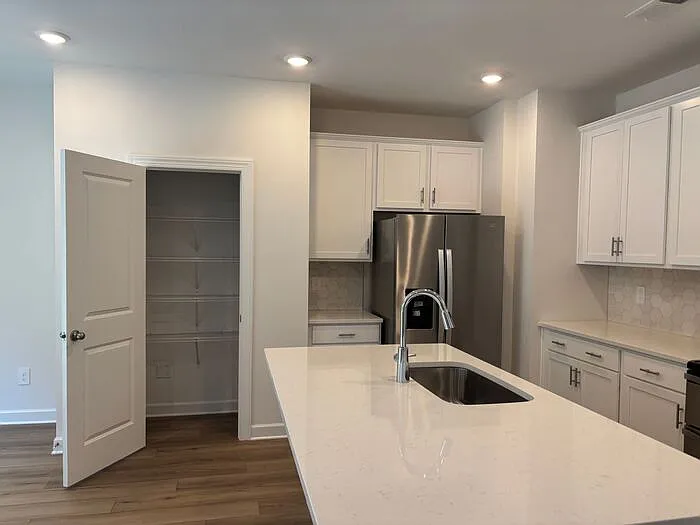 424 Luna Ln — Photo 4