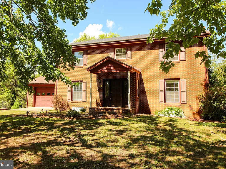 11 Hickory Ln — Photo 2