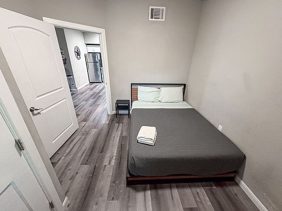 5th image of 911 W 22nd St #4/2-404