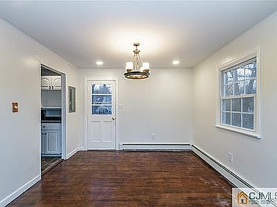 4th image of 100 Sussex St