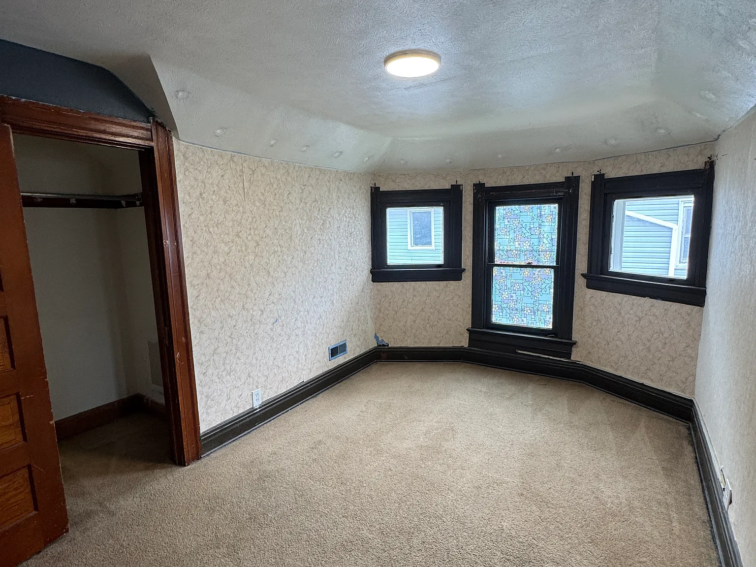 3 bed, 1.5 bath, 1901 sqft, $1,200 — Photo 3