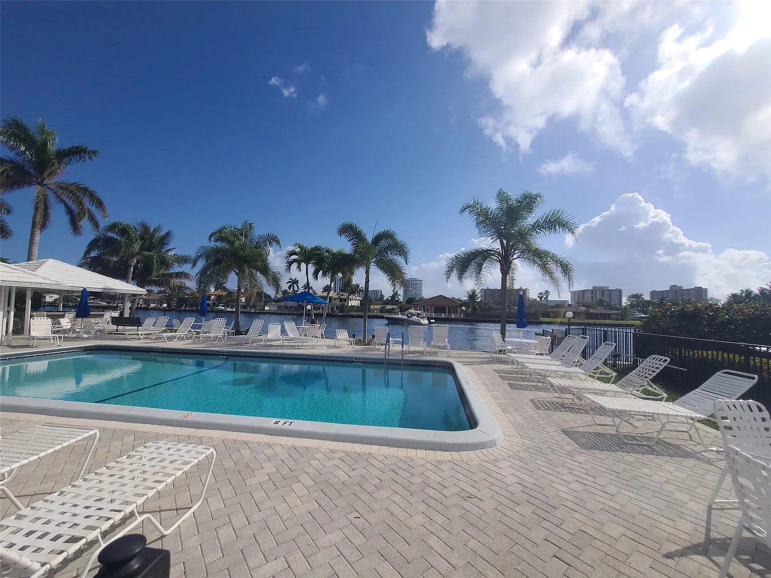 1 bed, 1.5 bath, 850 sqft, $1,950 — Photo 3