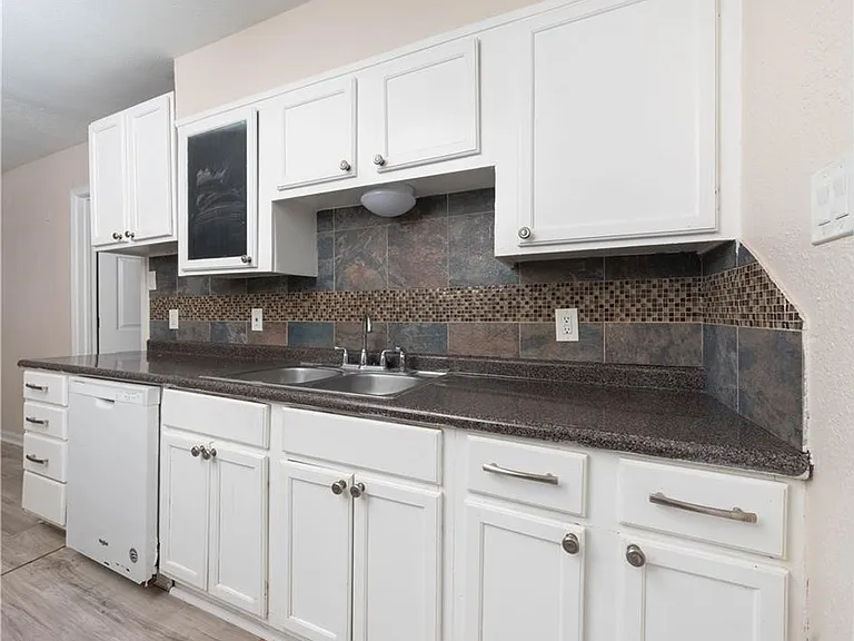 1217 Baywood Ln — Photo 10