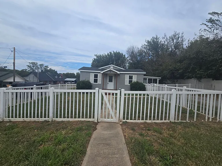 920 W Farrall St — Photo 1