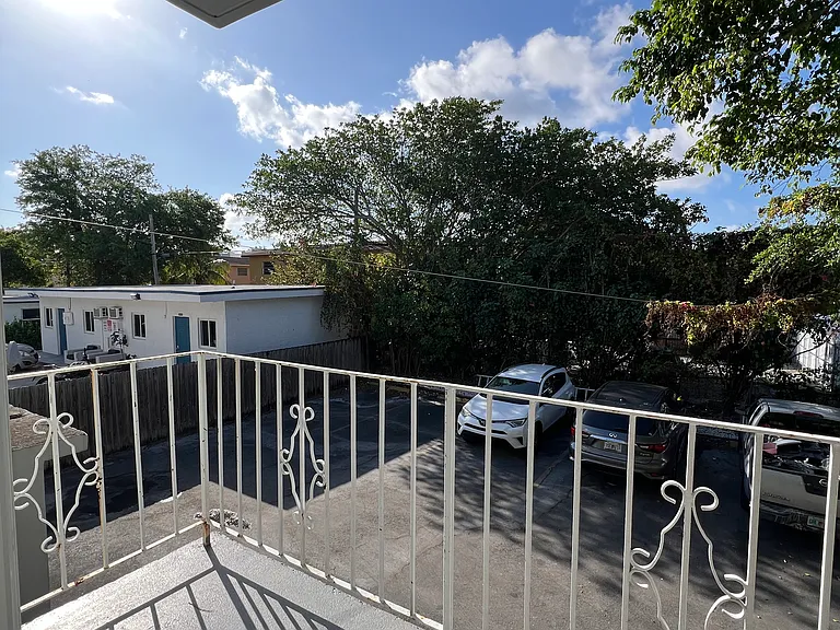 1460 SW 4th St #6 — Photo 8