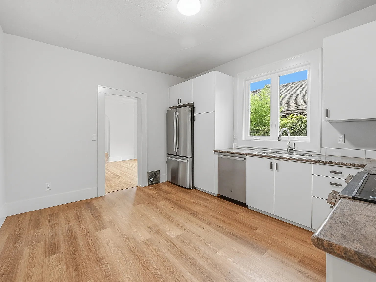 3 bed, 1900 sqft, $3,850 — Photo 4